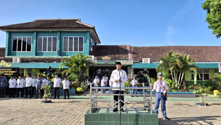 Kepala Kantor Kementerian Agama Kota Bandar Lampung Jadi Pembina Upacara di MAN 1, Ini Pesan Pentingnya