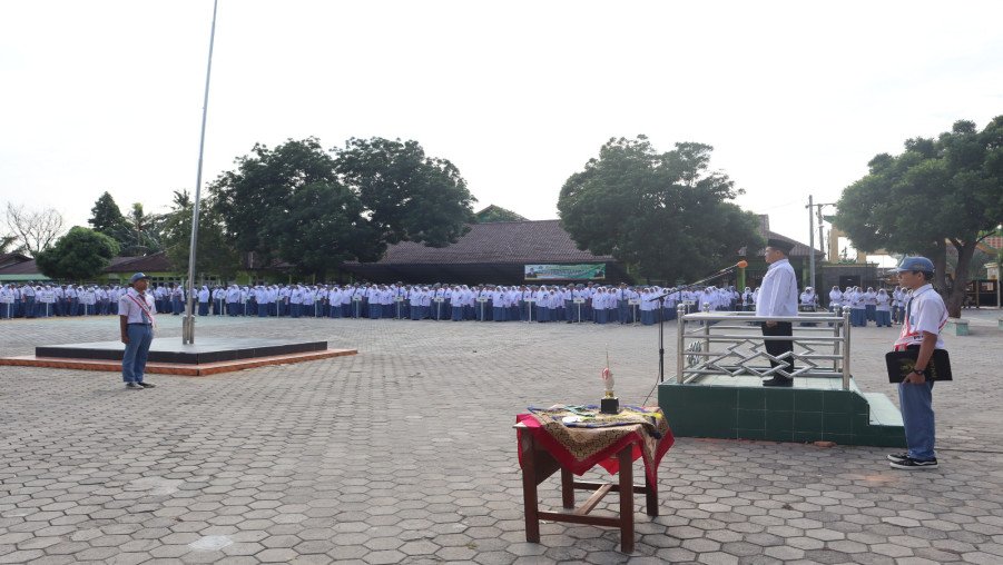 Upacara Bendera Hari Senin MAN 1 Bandarlampung : Pembina Ajak Para Siswa Jaga Kebersihan Lingkungan Madrasah