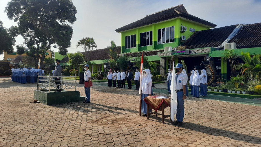 Kepala MAN 1 Bandar Lampung Lantik Pengurus OSIS dan MPK Periode 2021/2022