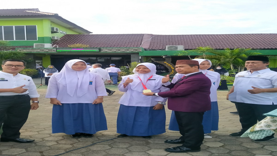 Tiga Siswi MAN 1 Bandar Raih Medali Emas pada Kejurnas Drumband di Madiun Jawa timur