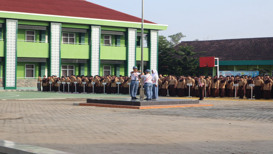 MAN 1 Bandar Lampung Melaksanakan Upacara Guna Memperingati Hardiknas 2026