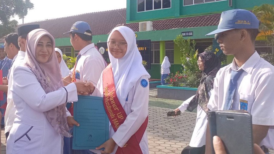 Pengumuman Pemenang Isra` Mi`raj Dalam Upacara Senin MAN 1 Bandar Lampung