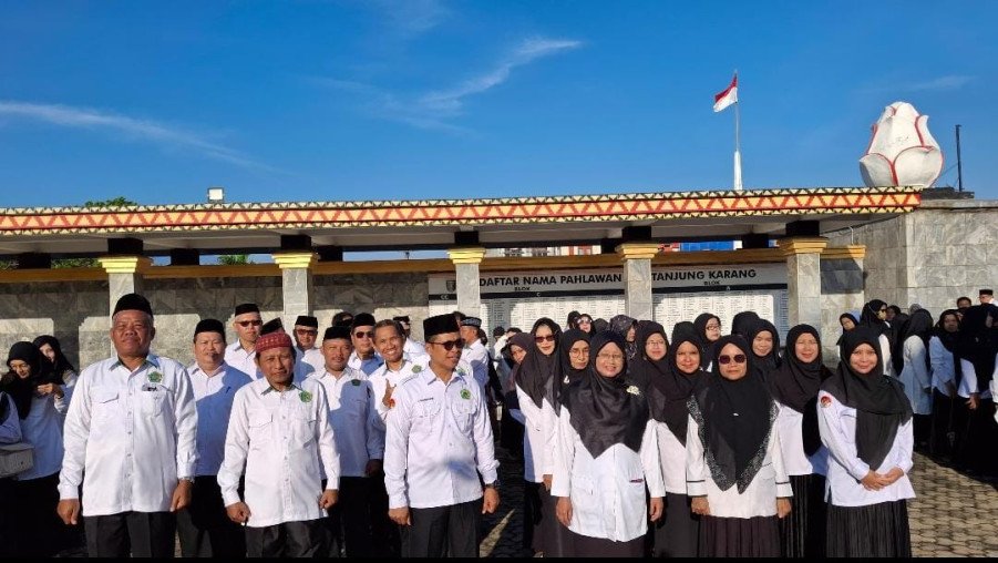 Peringatan HAB Kemenag ke-79 : Sejumlah ASN MAN 1 Bandarlampung Hadiri Ziarah dan Tabur Bunga