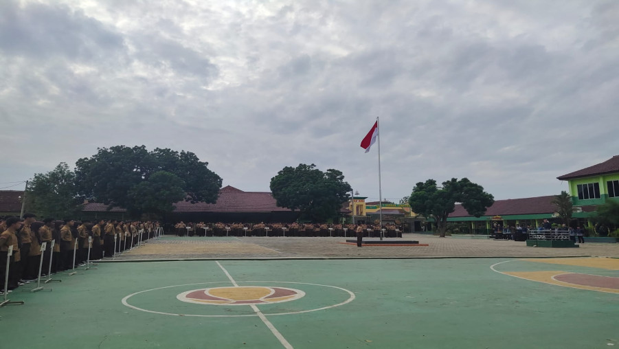 Hari Pertama Masuk Sekolah, Peserta Didik MAN 1 Bandarlampung Lakukan Kegiatan Bersih-Bersih Kelas