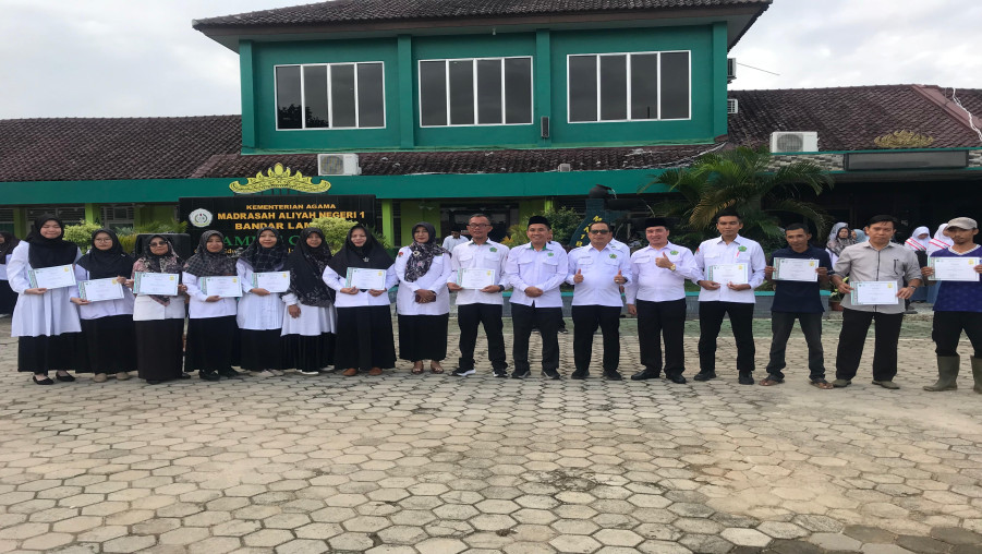 MAN 1 Bandarlampung Beri Penghargaan pada Tenaga Pendidik dan Tenaga Kependidikan