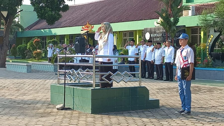 Upacara Bendera Hari Senin, Peserta Didik MAN 1 Bandar Lampung Diminta Patuhi Peraturan
