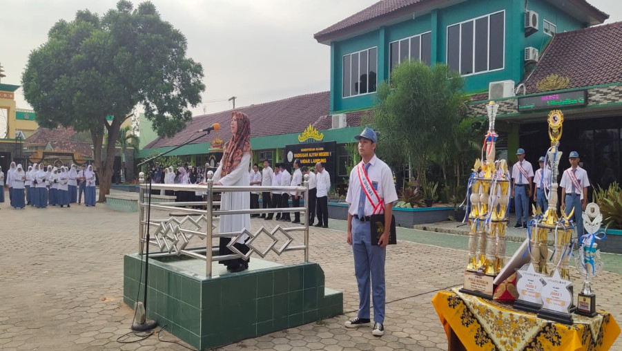 Pembina Upacara Bendera MAN 1 Bandarlampung Ajak Berterima Kasih pada Diri Sendiri