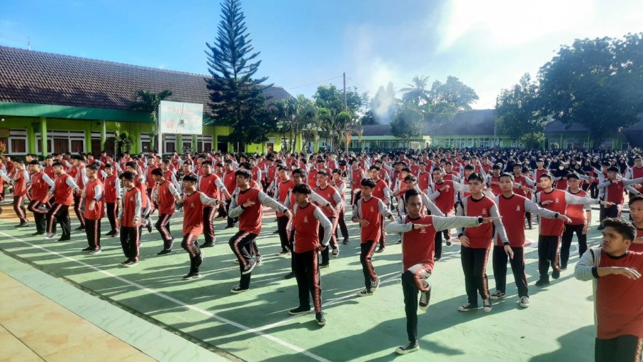 Giat Senam Pagi Hari Sabtu Minggu Pertama Semester Genap Tahun Pelajaran 2022/2023