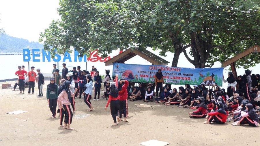 Outbound Boarding School Lukmanul El Hakim MAN 1 Bandar Lampung : Upaya Merekat Kebersamaan
