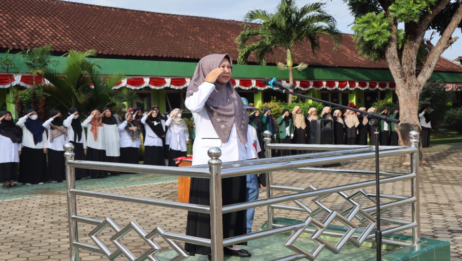 Pembina Upacara Apresiasi Petugas Upacara MAN 1 Bandar Lampung