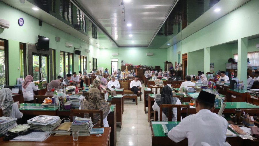 Briefing Selasa Pagi oleh Kepala MAN 1 Bandarlampung