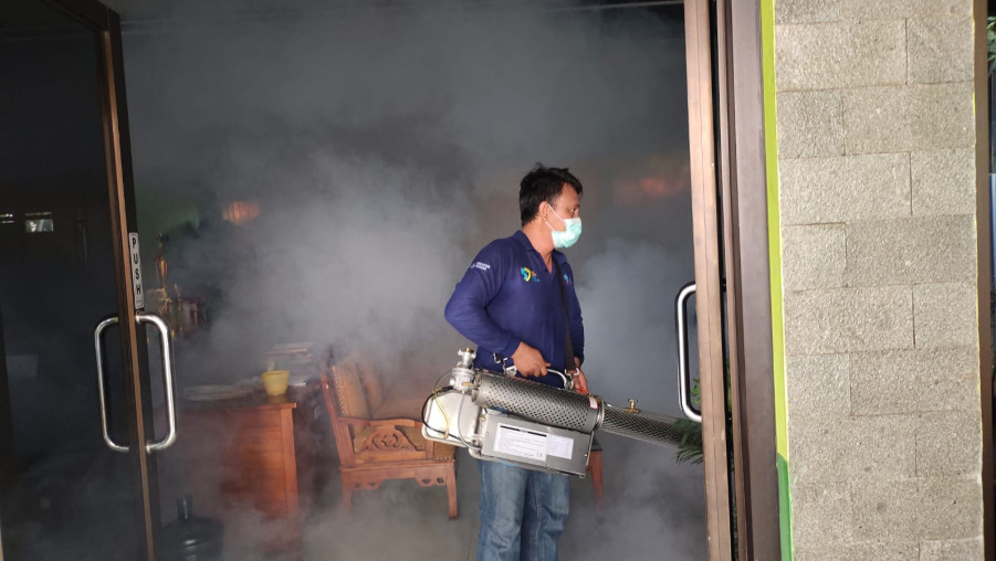 Cegah DBD, MAN 1 Bandarlampung Lakukan Fogging di Lingkungan Madrasah