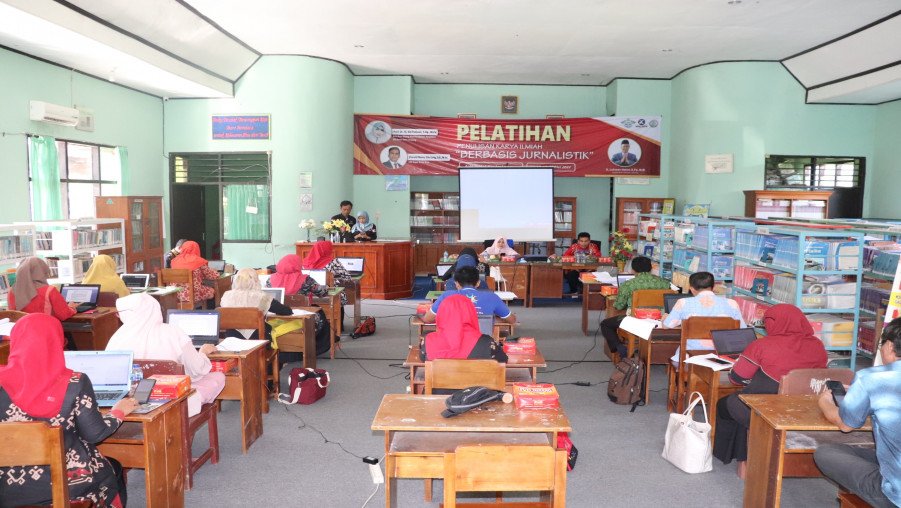 Guru-Guru MAN 1 Bandar Lampung Antusias Ikuti Pelatihan Penulisan Karya Ilmiah Berbasis Jurnalistik