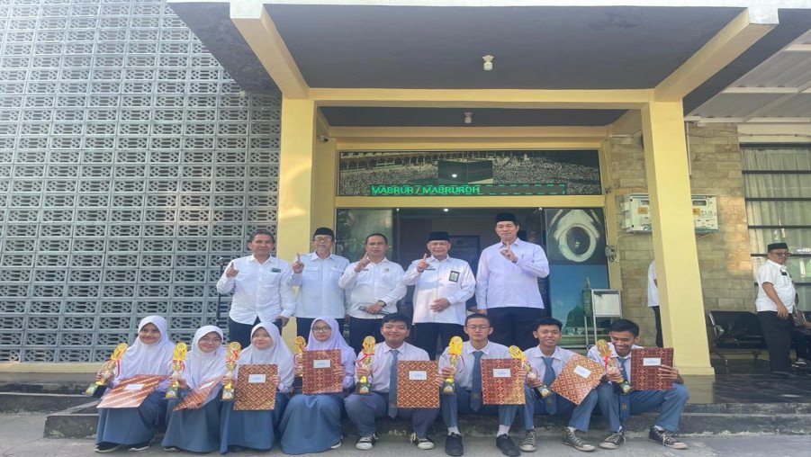 9 Peserta Didik MAN 1 Bandarlampung Pemenang KSM Tingkat Kota Terima Penghargaan