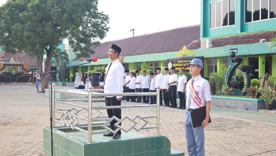MAN 1 Bandarlampung Bangun Karakter Siswa Melalui Upacara Bendera Hari Senin