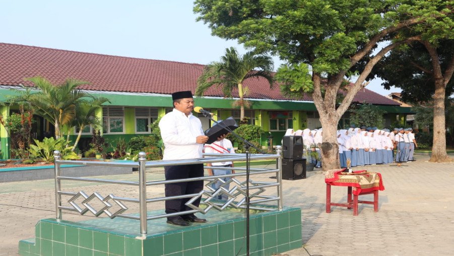 Pimpin Upacara Bendera : Ini Kata Ketua Asrama Lukmanul Hakim MAN 1 Bandarlampung