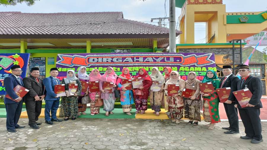 19 ASN MAN 1 Bandar Lampung Terima Satyalencana pada HAB ke-77