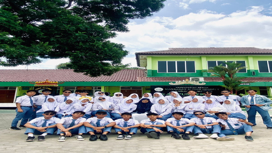 Abadikan Momen Indah Bersama Wali Kelas, Kelas XII MAN 1 Bandar Lampung Gelar Foto BTS