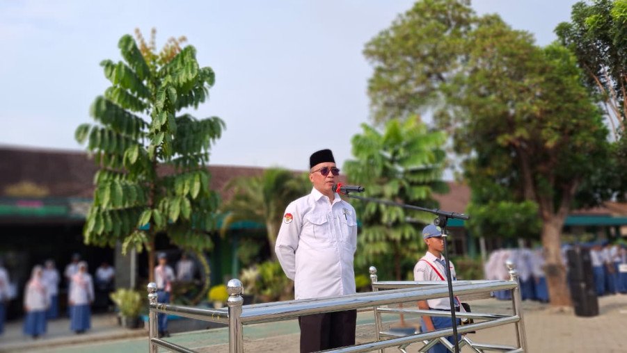 Upacara Bendera Hari Senin: Wakamad Bidang Kesiswaan Ingatkan Murid Tunaikan Kewajiban dan Tanggung Jawab