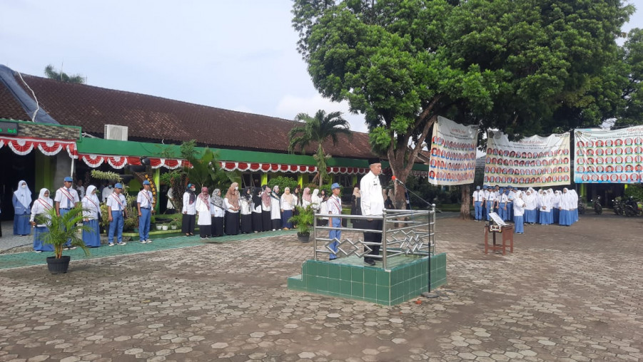 Upacara Bendera, Wakamad Bidang Kurikulum Tumbuhkan Semangat Nasionalisme dan Kedisplinan