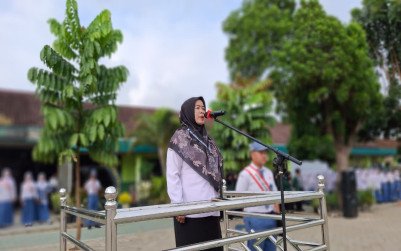 Upacara Senin, Pembina Upacara Ingatkan Siswa Pentingnya Tanggung Jawab dan Disiplin