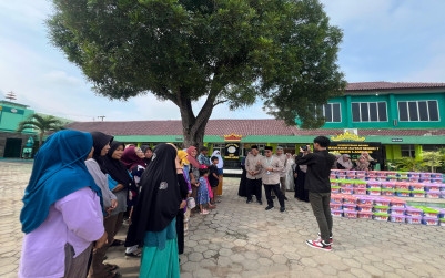 Peduli Sosial, MAN 1 Bandarlampung Bagikan Paket Sembako