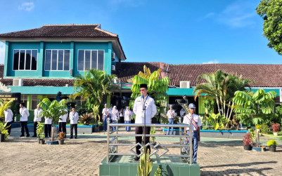 Upacara Bendera Hari Senin: Wakamad Bidang Kesiswaan Tekankan Pentingnya Keseimbangan IQ dan EQ