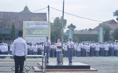 MAN 1 Bandar Lampung Laksanakan Upacara Rutin